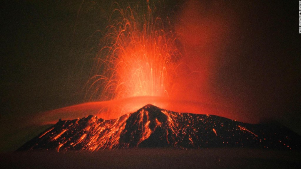 Mira cómo el volcán Popocatépetl escupe lava y ceniza