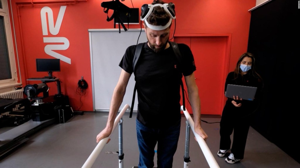 Adam on yıllık felçten sonra tekrar yürüyebilir