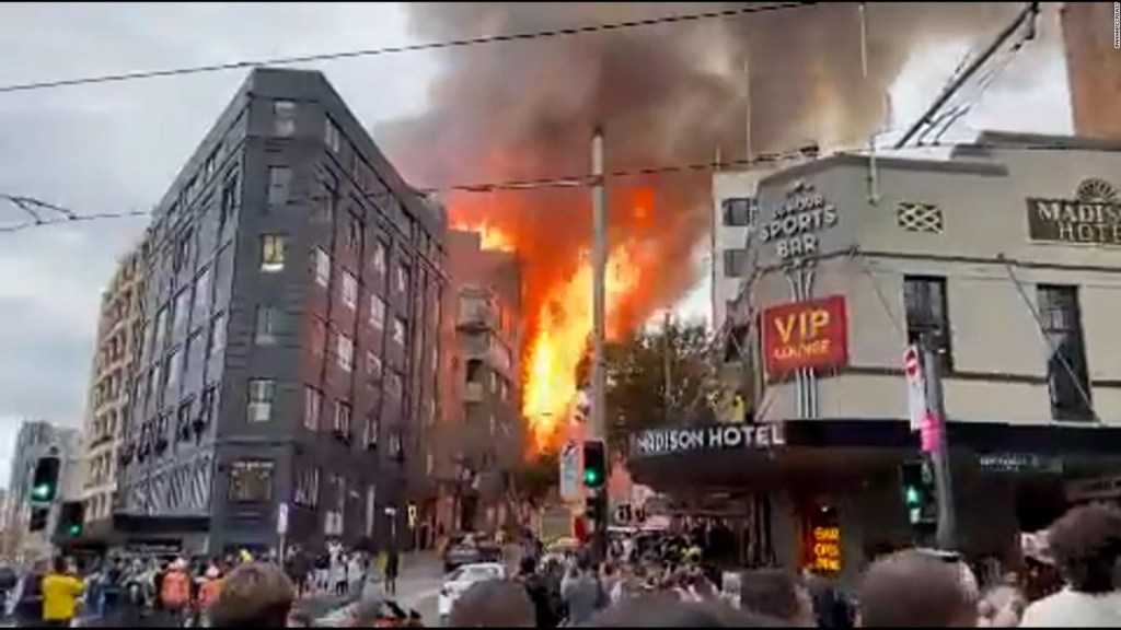 Enorme incendio en Sídney obliga a evacuar a cientos de personas