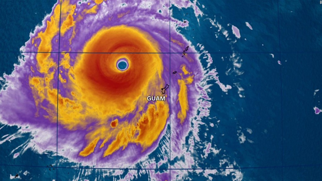 Super Typhoon Mawar comparado con un huracán de categoría 5