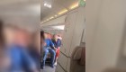 Arrestan a un hombre por abrir la puerta de un avión en vuelo