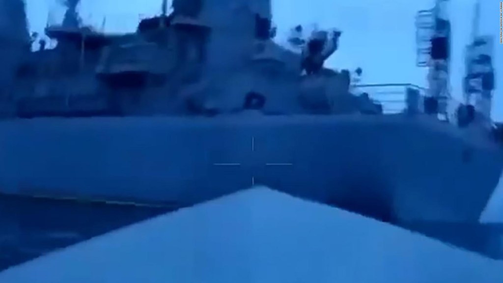 El video muestra un barco ruso siendo derribado por un dron