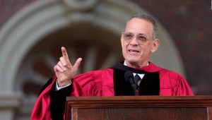 Tom Hanks bromea frente a graduados de Harvard. Escucha lo que dijo