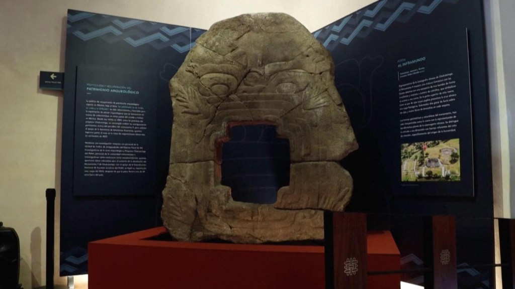 México recupera pieza arqueológica "portal al inframundo"