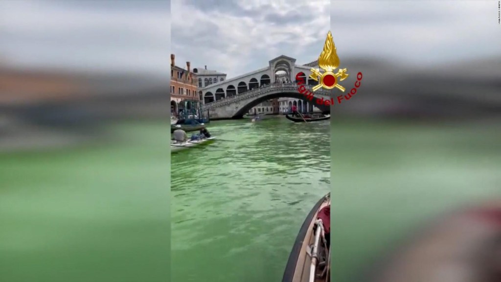 Misteriosas aguas verdes fluyen en los canales de Venecia