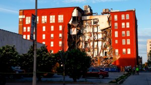 Reportan que propietarios tenían órdenes de actualizar el edificio colapsado en Davenport