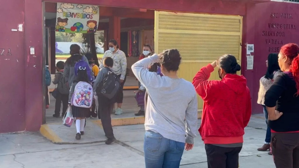 Estudiantes de municipios aledaños al volcán Popocatépetl regresan a clases