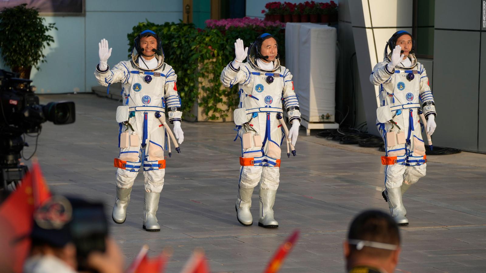 China envía al espacio su primer astronauta civil | Video