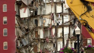 5 cosas: buscan desaparecidos tras derrumbe de edificio en Iowa