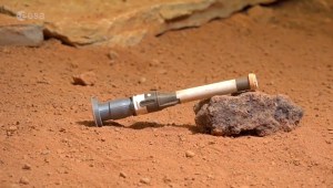 Brazo robótico se prepara para recoger "sables de luz" en Mart