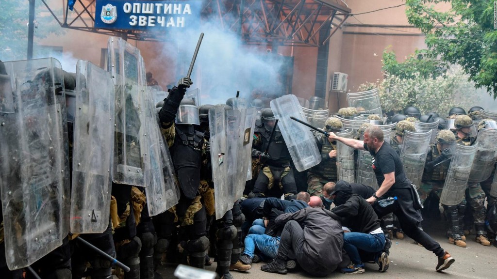 Hieren a cascos azules de la OTAN durante enfrentamientos de Kosovo