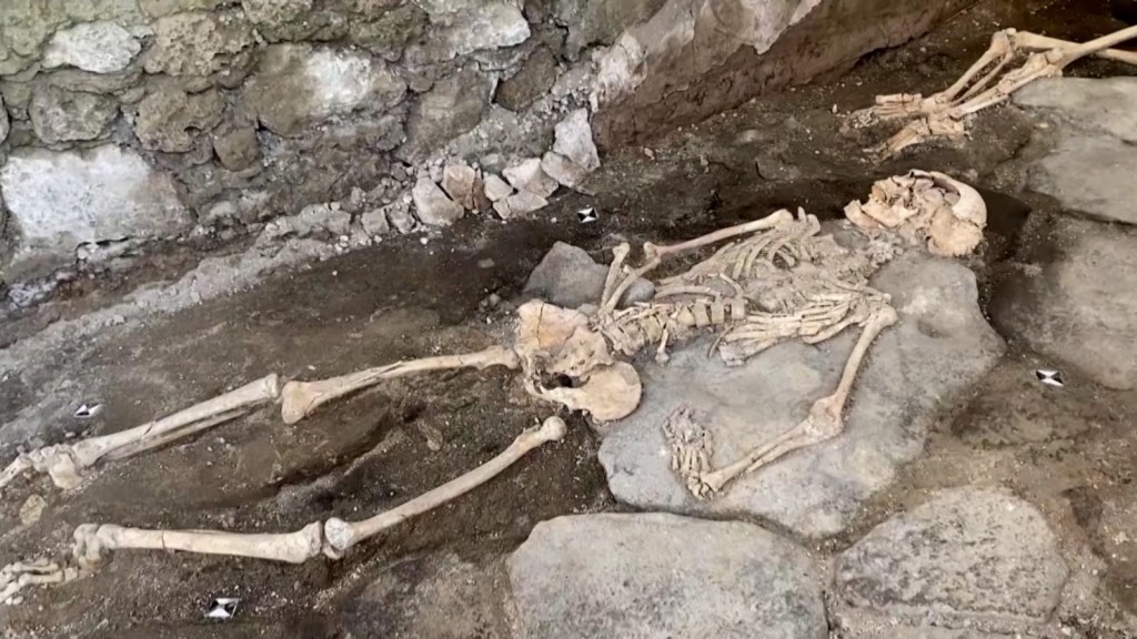 Hallados tres nuevos huesos en Pompeya