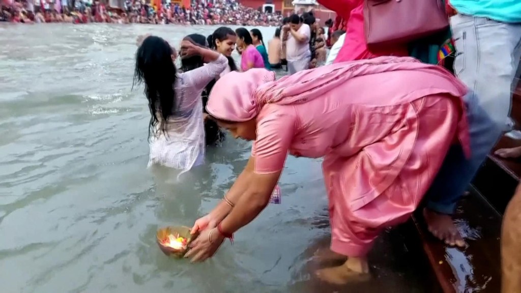 Hindúes celebran con un baño sagrado en el río Ganges