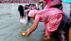Hindúes celebran con un baño sagrado en el río Ganges