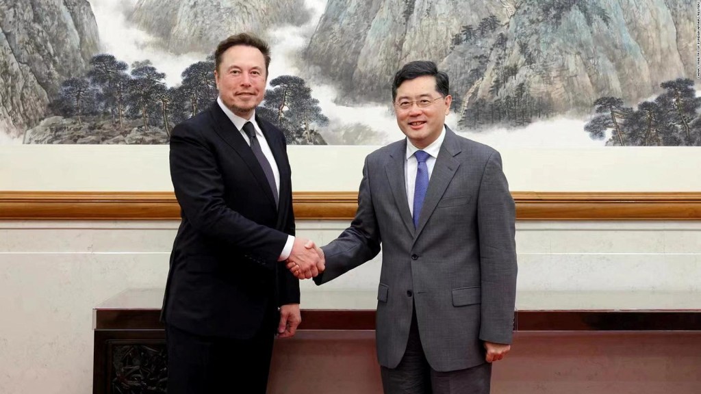 Elon Musk se reúne con chino el canciller en Pekín