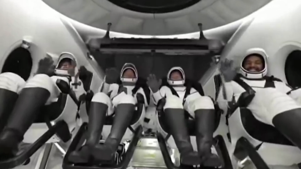 Obejrzyj powrót misji Spacex Axiom 2 z byłym astronautą i 3 agentami