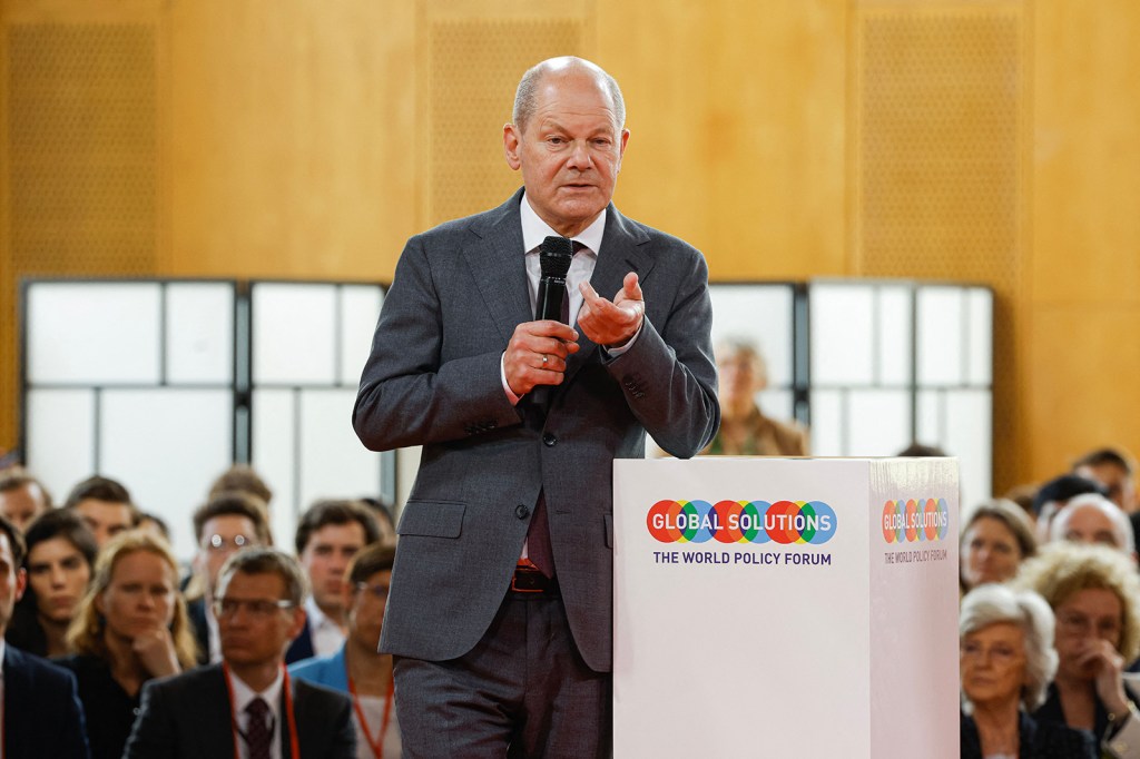 El canciller de Alemania, Olaf Scholz, habla en el escenario durante la Cumbre de Soluciones Globales en Berlín, el 15 de mayo. (Foto: Odd Andersen/AFP/Getty Images)