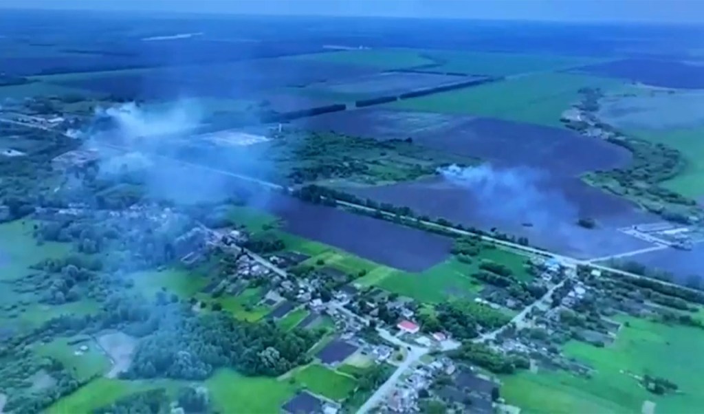 Este video geolocalizado por CNN parece mostrar humo elevándose sobre la región rusa de Belgorod. (Crédito: Servicio de Prensa de Freedom for Russia Legion)