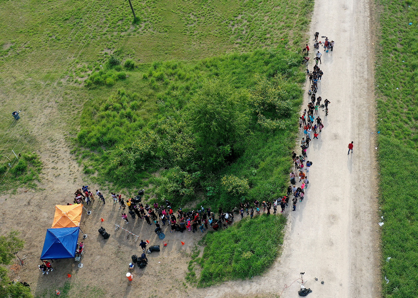 En esta vista aérea, migrantes hacen fila mientras esperan a ser procesados por la Patrulla Fronteriza estadounidense en Brownsville, Texas, el 10 de mayo. (Foto: Joe Raedle/Getty Images)