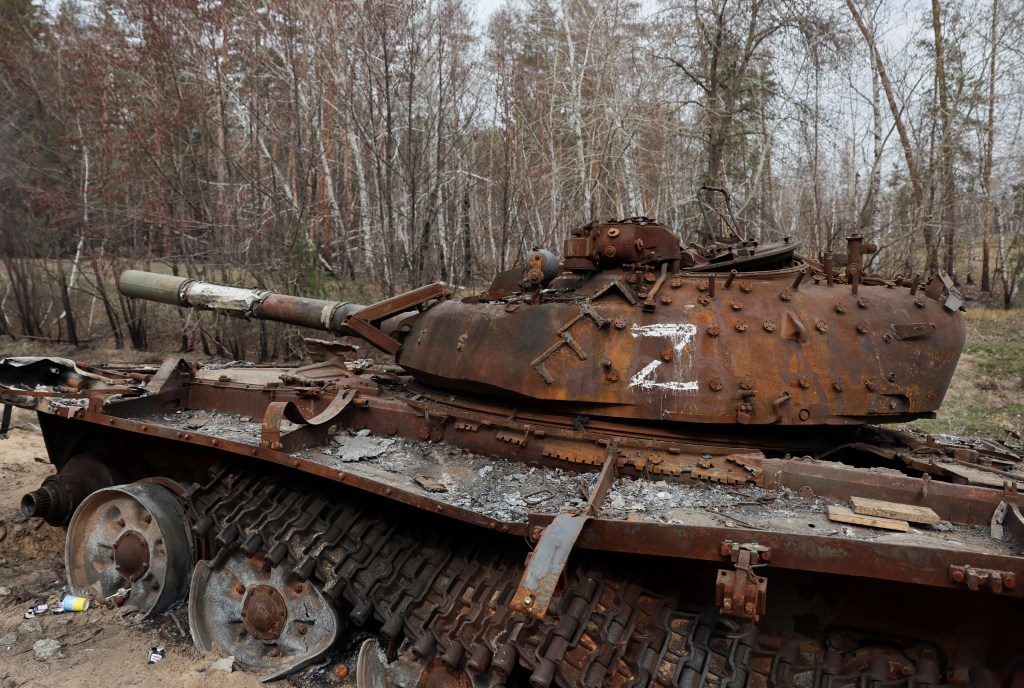 Un tanque ruso destruido a un lado de la carretera cerca de Kreminna, Ucrania, el 24 de marzo. (Foto: Violeta Santos Moura/Reuters)