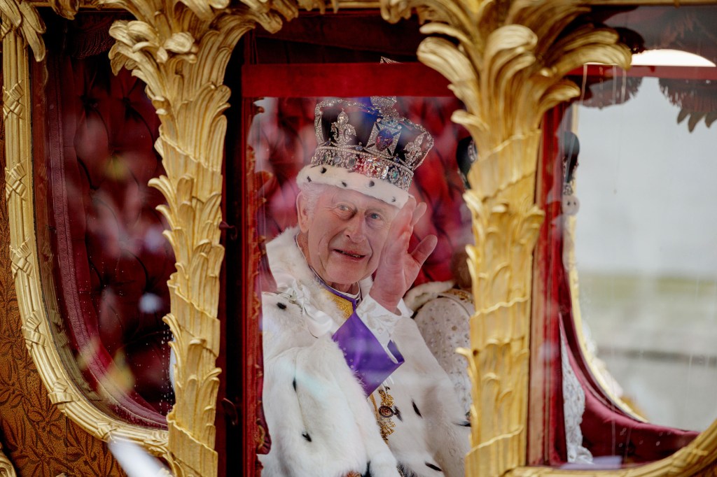 El rey Carlos III saluda desde la carroza de Estado de Oro. (Foto: Rob Pinney/Getty Images)