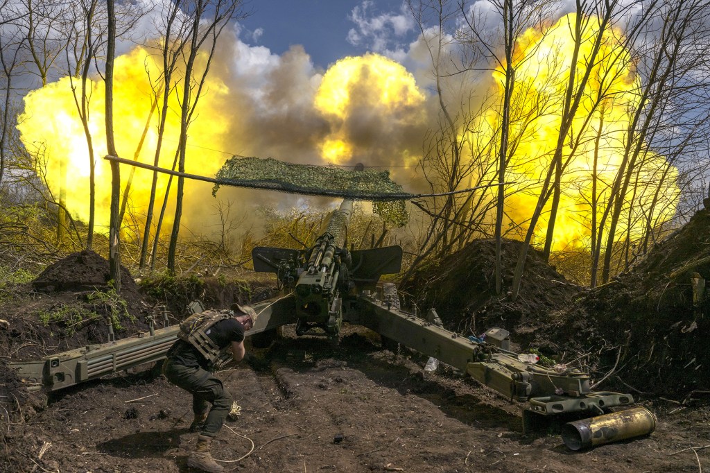 Soldados ucranianos disparan artillería en la línea del frente de Donetsk el 24 de abril de 2023. (Foto: Muhammed Enes Yildirim/Anadolu Agency/Getty Images)