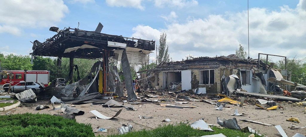 Vista de una gasolinera gravemente dañada tras un ataque aéreo ruso en Toretsk, Ucrania, el 29 de mayo. (Foto: Pavlo Kyrylenko/Administración Regional Militar-Civil de Donetsk/Reuters)