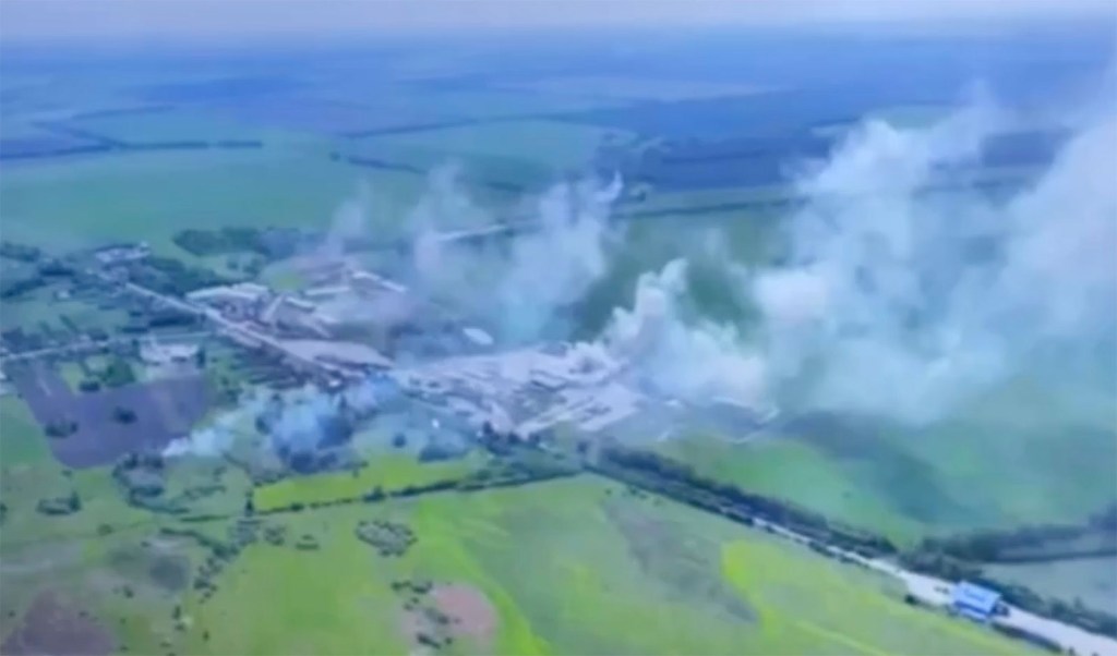 Este video geolocalizado por CNN parece mostrar humo saliendo de un puesto fronterizo en Kozinka, Belgorod, cerca de la frontera con Ucrania. (Crédito: bpzua/Telegram)