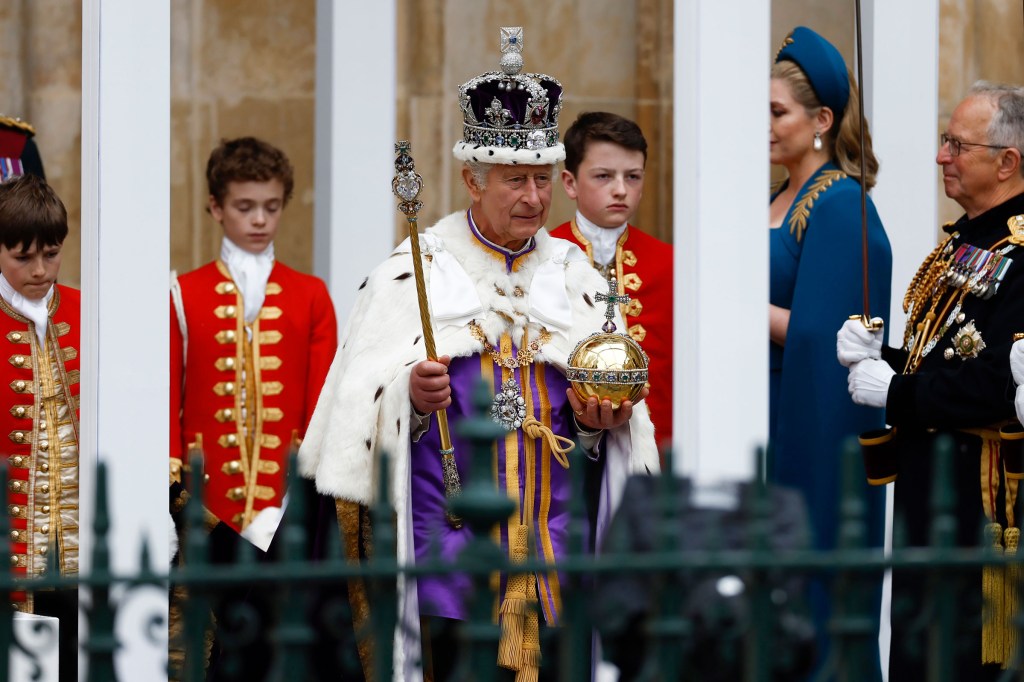 El rey Carlos III sale de la ceremonia de coronación en la Abadía de Westminster. (Foto: Jeff J Mitchell/Getty Images)