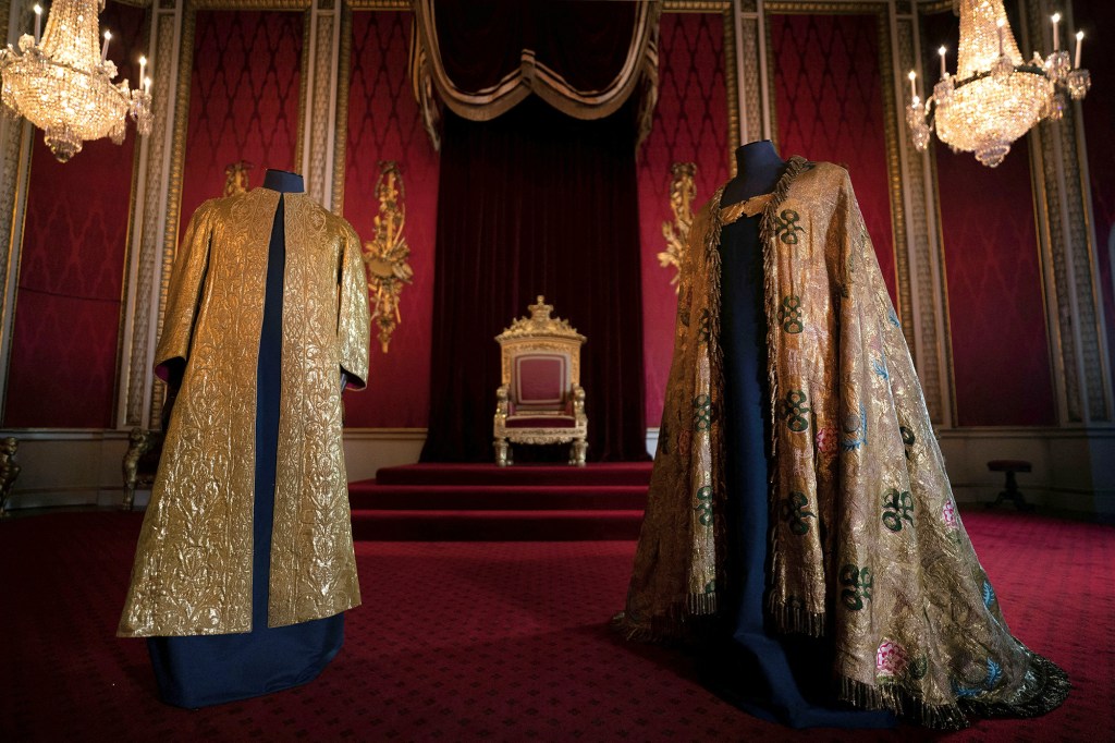 Las vestiduras de coronación, que comprenden la Supertúnica y el Manto Imperial, que lucirá el rey Carlos III durante su coronación, expuestas en el Salón del Trono del Palacio de Buckingham el 26 de abril. (Victoria Jones-Pool/Getty Images)