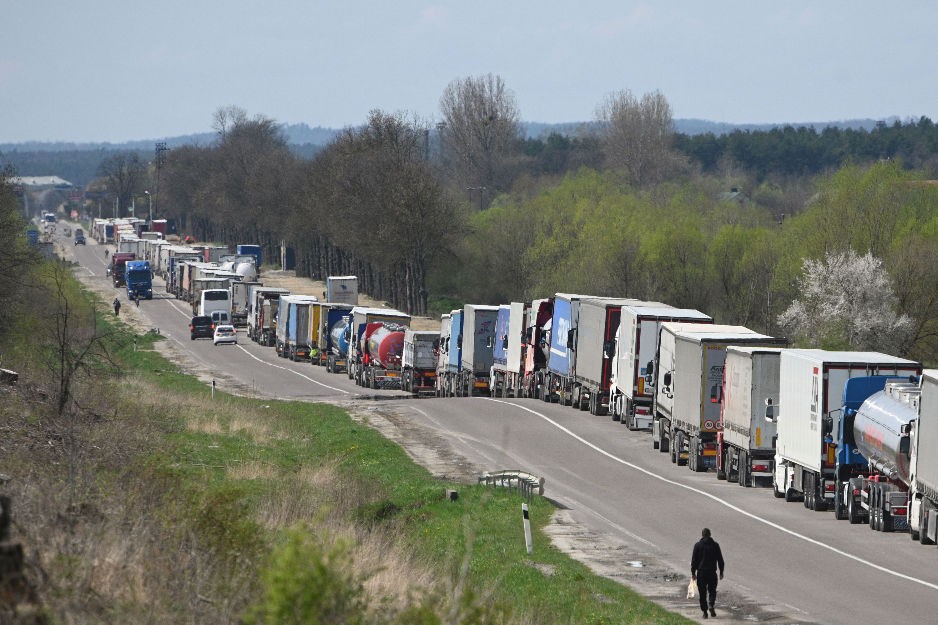 Poland will close its borders to Russian and Belarusian trucks