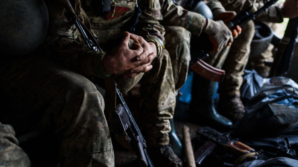 Militares ucranianos viajan en un camión militar cerca de la ciudad fronteriza de Bakhmut, en la región de Donetsk, el 30 de abril de 2023, en medio de la invasión rusa de Ucrania. (Foto: DIMITAR DILKOFF/AFP vía Getty Images)