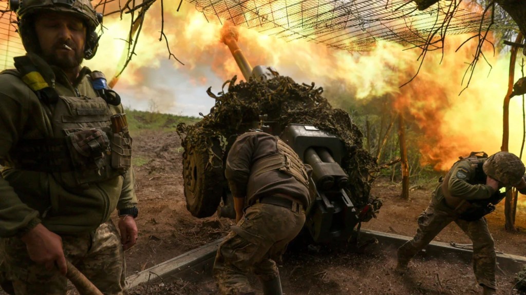 Las tropas ucranianas disparan un proyectil contra los combatientes rusos cerca de la ciudad de Soledar, en la región oriental de Donetsk, Ucrania.  (Foto: Sofía Gatilova/Reuters)