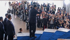 El presidente de Venezuela, Nicolás Maduro, saluda a los periodistas a su llegada al Palacio de Itamaraty, en Brasilia, el 30 de mayo de 2023. (Foto: EVARISTO SA/AFP vía Getty Images)
