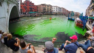 Una foto tomada y difundida el 28 de mayo de 2023 por la agencia de noticias italiana Ansa muestra aguas de color verde fluorescente bajo el puente de Rialto, en el Gran Canal de Venecia. (Foto: STRINGER/ANSA/AFP vía Getty Images)