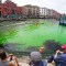 Una foto tomada y difundida el 28 de mayo de 2023 por la agencia de noticias italiana Ansa muestra aguas de color verde fluorescente bajo el puente de Rialto, en el Gran Canal de Venecia. (Foto: STRINGER/ANSA/AFP vía Getty Images)