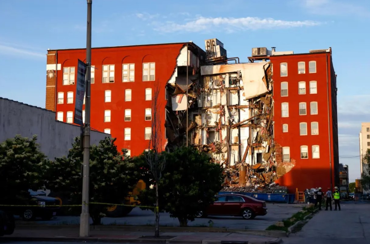 Dos Personas Podr An Seguir En El Edificio De Apartamentos Parcialmente   Edificio Colapsa En Iowa 