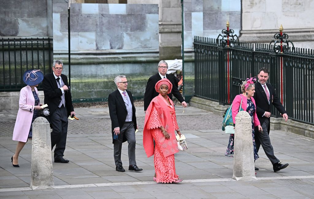 Invitados llegan a la abadía de Westminster, en el centro de Londres, el 6 de mayo de 2023, antes de la coronación del rey Carlos III y la reina Camila. (Foto de Paul ELLIS / AFP / Getty Images)