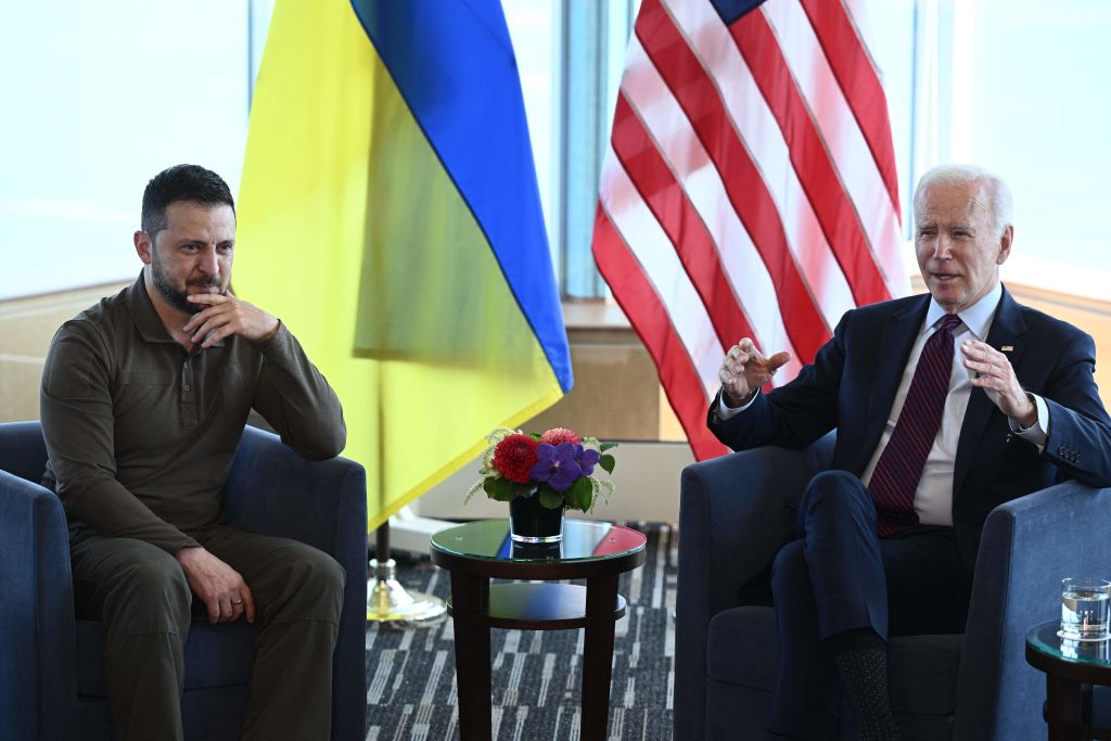 El presidente de Ucrania, Volodymyr Zelensky, y el presidente de EE. UU., Joe Biden, participaron en una reunión bilateral durante la Cumbre de Líderes del G7 en Hiroshima, el 21 de mayo de 2023. (Foto de Brendan Smialowski / AFP / Getty Images)