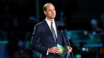 El príncipe William de Gran Bretaña habla en el escenario del concierto de coronación en Windsor, al oeste de Londres, este domingo.
