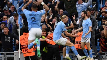 (De izquierda a derecha) Kyle Walker, Erling Haaland y Bernardo Silva celebran el primer gol del portugués para el City. (Foto: OLI SCARFF/AFP vía Getty Images)