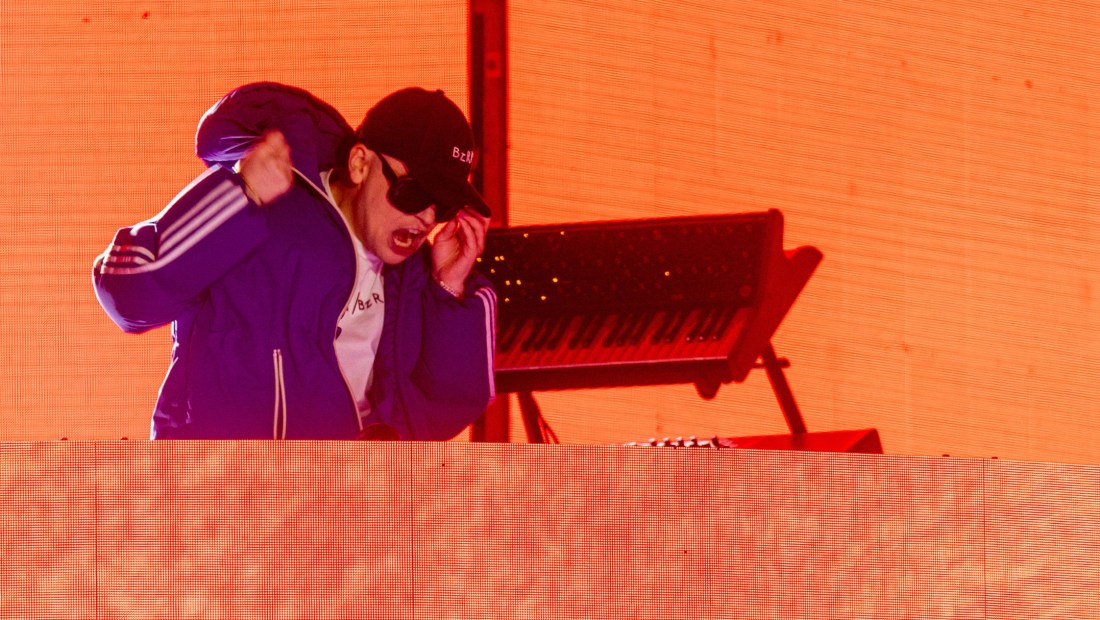 El DJ y productor argentino Bizarrap toca en el escenario durante su concierto BZRP Live Tour 2023 en el Hipódromo de Palermo, el 20 de abril de 2023 en Buenos Aires, Argentina. (Foto: Tomas Cuesta/Getty Images)