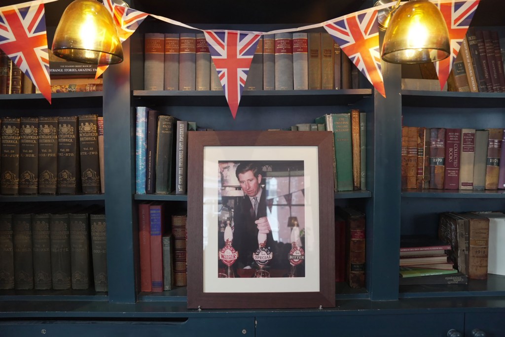 Una foto enmarcada del rey Carlos III en una estantería del Phoenix de Chelsea. (Foto: Li-Lian Ahlskog Hou/CNN)