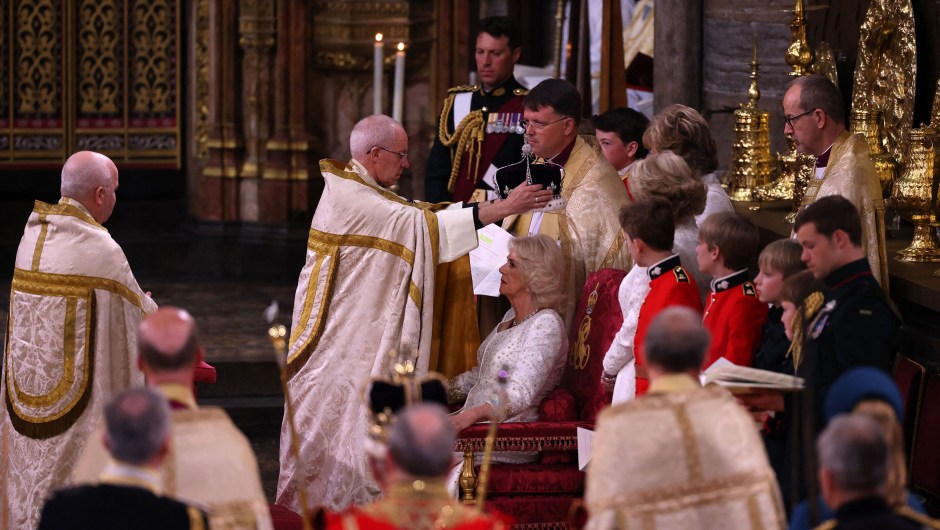 Justin Welby, arzobispo de Canterbury, coloca una versión modificada de la corona de la reina María sobre la cabeza de la reina Camilla. (Crédito: Richard Pohle/Pool/AFP/Getty Images)