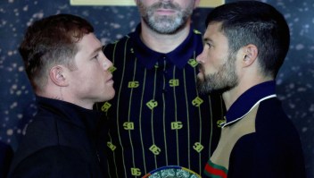 El boxeador mexicano Saúl "Canelo" Álvarez y el británico John Ryder se ven cara a cara durante una rueda de prensa para presentar su pelea del 6 de mayo, en Guadalajara, Jalisco, México. (Crédito: ULISES RUIZ/AFP vía Getty Images)