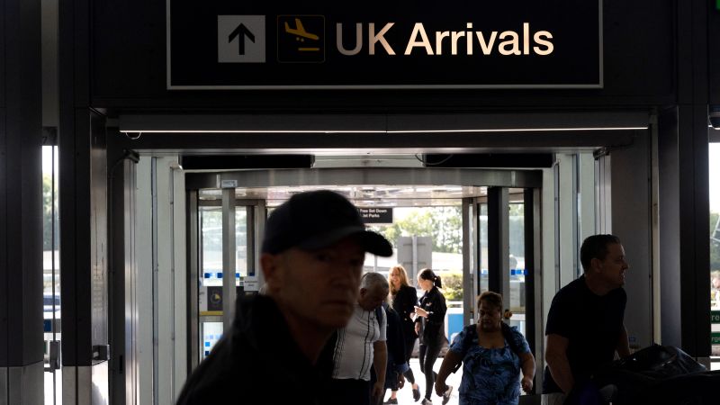 Una falla en el sistema fronterizo causó caos en los aeropuertos del Reino Unido