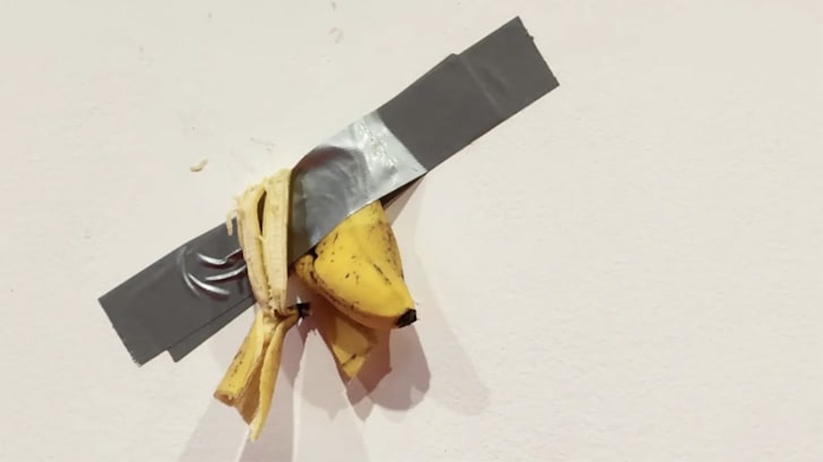 Estudiante Se Come La Obra De Arte De Una Banana Pegada Con Cinta   Cattelan Banana Seoul 