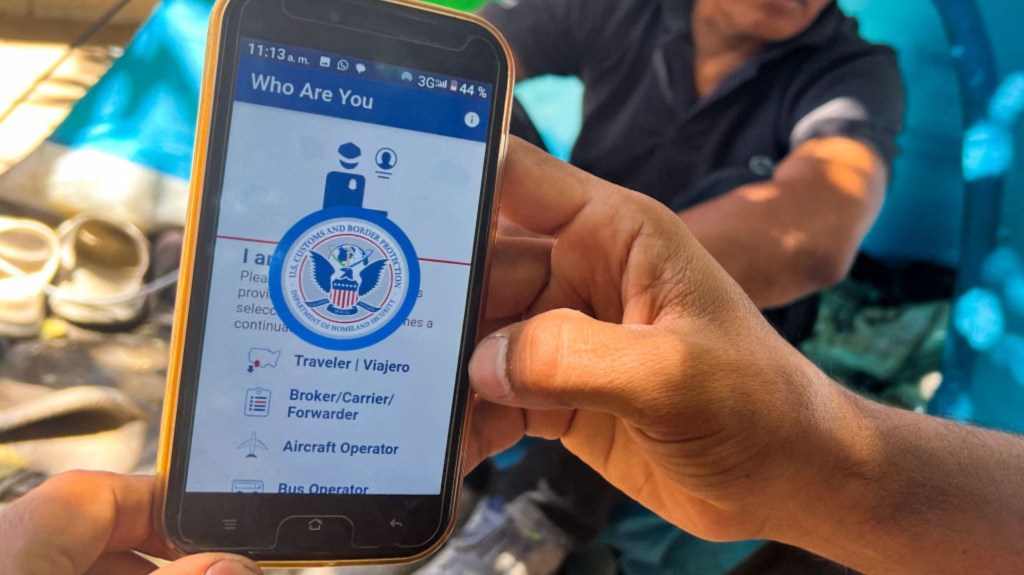 Un migrante muestra en un teléfono la aplicación CBP One de la Oficina de Aduanas y Protección Fronteriza de Estados Unidos, con la que se solicita una cita para pedir asilo, en Ciudad Juárez, estado de Chihuahua, México, el 10 de mayo de 2023. (Foto: GILLES CLARENNE/AFP vía Getty Images)