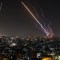Cohetes disparados desde Gaza hacia Israel el 10 de mayo de 2023. (Foto: MAHMUD HAMS/AFP vía Getty Images)