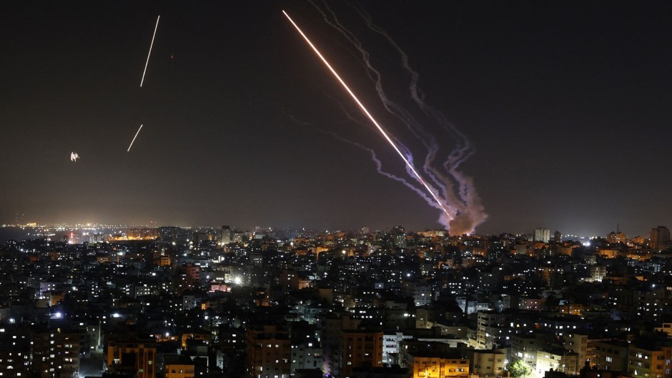 Cohetes disparados desde Gaza hacia Israel el 10 de mayo de 2023. (Foto: MAHMUD HAMS/AFP vía Getty Images)
